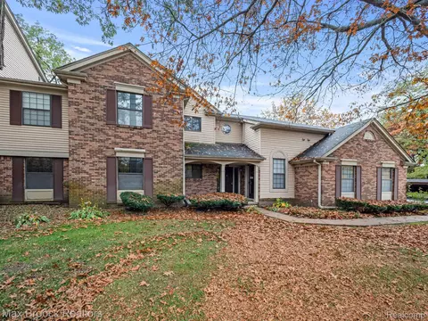29736 Pine Ridge Cir, Farmington Hills, MI 48331