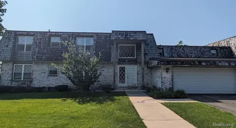 311 Hunters Dr #80, Farmington Hills, MI 48334