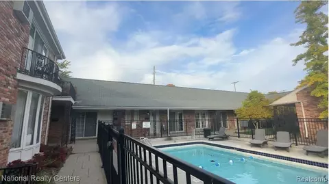 2354 W 14 Mile Rd #4, Royal Oak, MI 48073