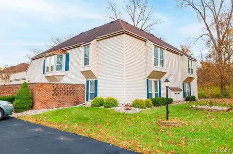 8253 Colony Dr, Grosse Ile, MI 48138