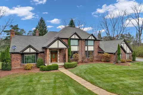 5205 S Great Fosters Dr, Rochester, MI 48306