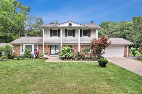 13139 White Lake Rd, Tyrone, MI 48430