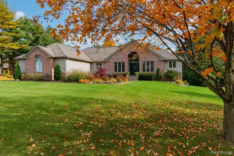 1902 Clover Ridge Dr, Howell, MI 48843