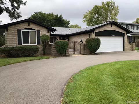 18185 Alta Vista Dr, Southfield, MI 48075
