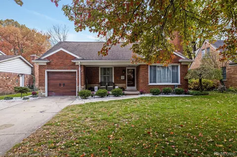 1219 Hawthorne Rd, Grosse Pointe Woods, MI 48236