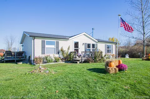 8624 Marquette Rd, Wales, MI 48027