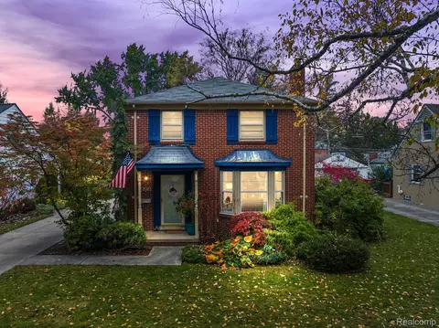 998 Hampton Rd, Grosse Pointe Woods, MI 48236