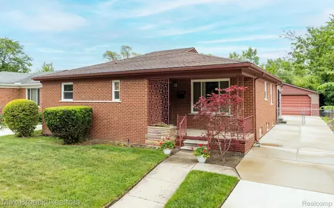 14201 Greenbriar St, Oak Park, MI 48237