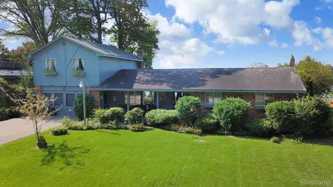 15290 Riviera Shores Dr, Holly, MI 48442