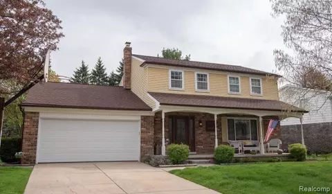 2915 Saturn Dr, Lake Orion, MI 48360