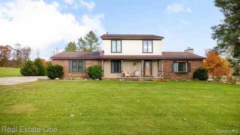 2464 Willow Way Dr, Commerce Twp, MI 48382