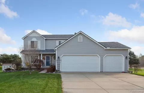 9519 Pere Marquette Dr, Grand Blanc, MI 48439