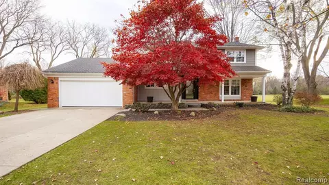 29204 Oak Point Dr, Farmington Hills, MI 48331