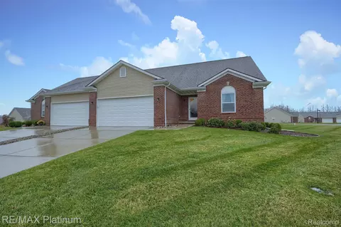 13338 Whispering Pines Crt Ct, Fenton, MI 48451