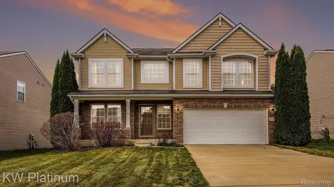 2655 Compton Dr, Waterford, MI 48329