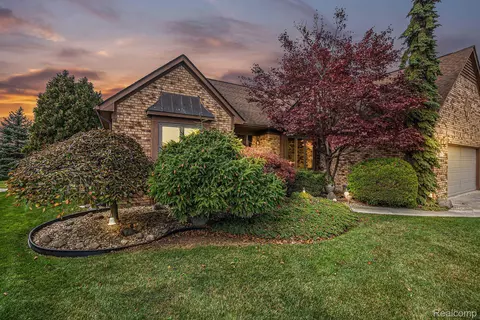 33887 Sunrise Dr, Fraser, MI 48026