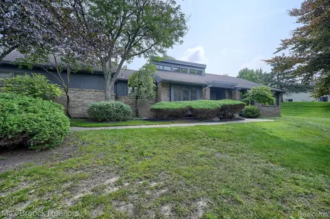 5592 Water Way, West Bloomfield, MI 48322