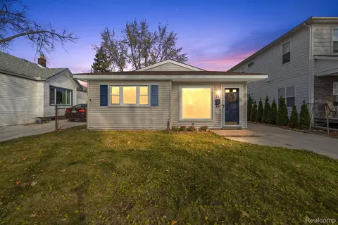 78 W Tacoma St, Clawson, MI 48017