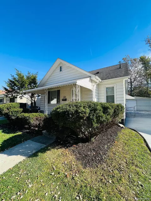 22134 Hayes Ave, Eastpointe, MI 48021