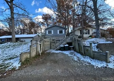 732 N Conklin Rd, Lake Orion, MI 48362
