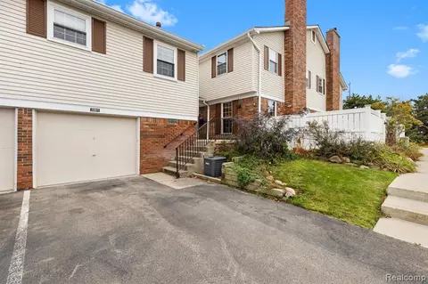 20811 W Glen Haven Cir, Northville, MI 48167