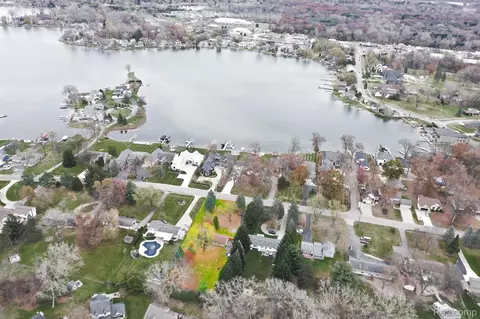 14302 Swanee Beach Dr, Fenton, MI 48430