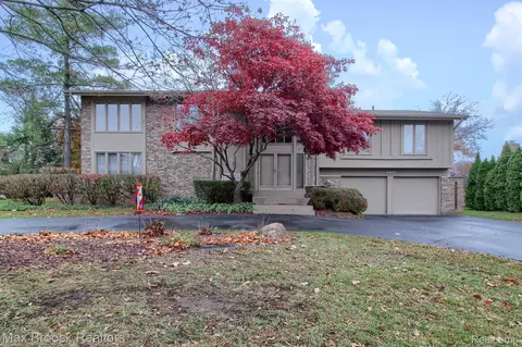 4817 S Valleyview Rd, West Bloomfield, MI 48323