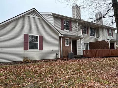 204 Barrington Cir, Lake Orion, MI 48360