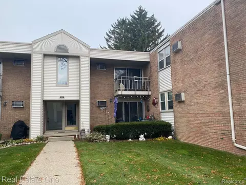 1661 Cass Lake Roa #D, Keego Harbor, MI 48320