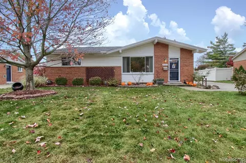36465 Dowling St, Livonia, MI 48150
