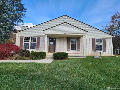 7732 Lake Ridge Dr, Waterford, MI 48327