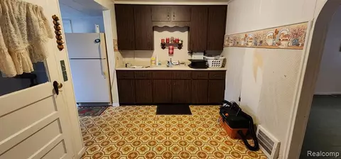 6433 Andersonville Rd, Waterford, MI 48329