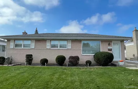 27791 Larry St, Roseville, MI 48066