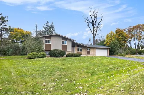 6596 Mellow Wood Ln, West Bloomfield, MI 48322