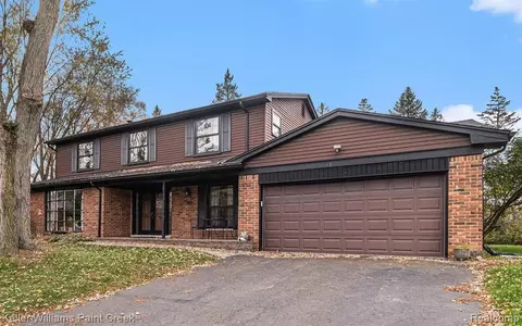 2985 Walmsley Circle Dr, Lake Orion, MI 48360