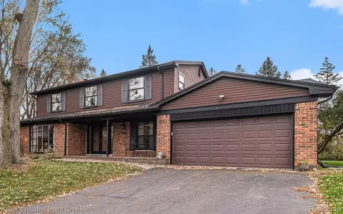 2985 Walmsley Circle Dr, Orion, MI 48360