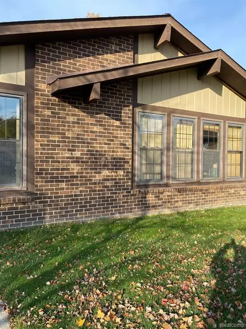2726 Roundtree Dr, Troy, MI 48083 photo 1