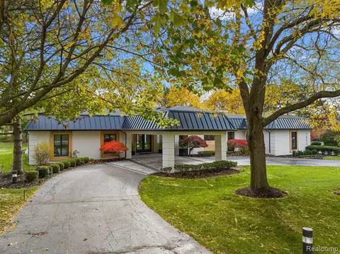 1892 Seminole Ct, Bloomfield Hills, MI 48302