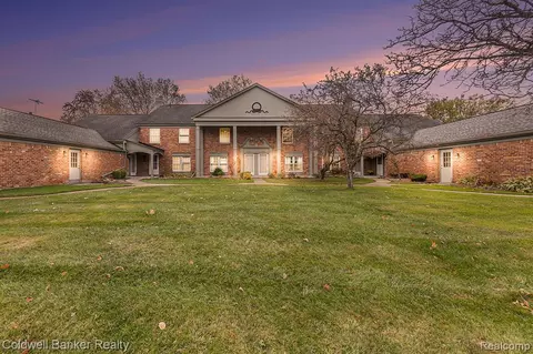 2664 Williamsburg Cir, Auburn Hills, MI 48326