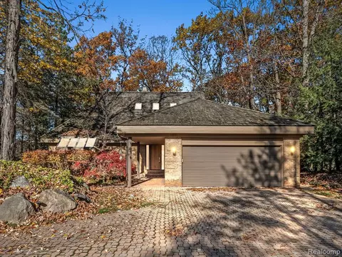 4851 W Wickford, Bloomfield Hills, MI 48302