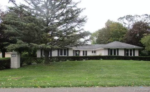 29932 Woodhaven Ln, Southfield, MI 48076