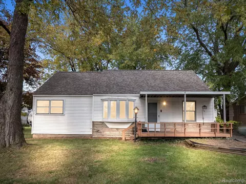 29472 Bridge St, Garden City, MI 48135
