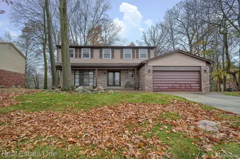 441 Pinehurst Dr, Rochester Hills, MI 48309