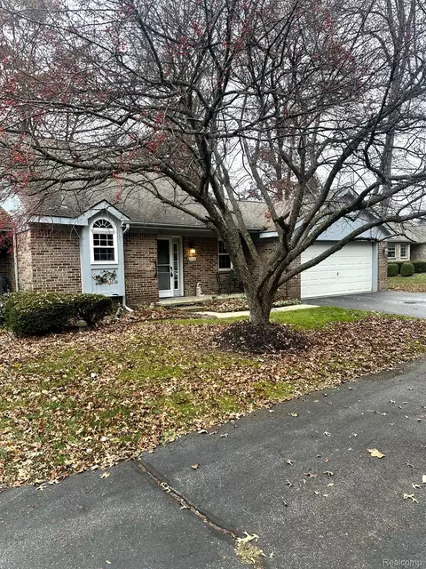 7704 Waverly Cir, Waterford, MI 48327