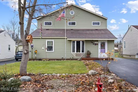 5527 Oster Dr, Waterford, MI 48327