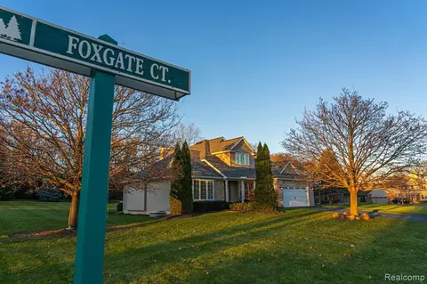 8027 Foxgate Ct, Brighton, MI 48116
