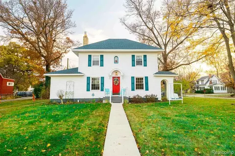 7793 Grays Dr, Grosse Ile, MI 48138