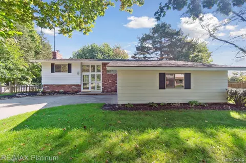 5105 Hollywood Crt Ct, Genoa, MI 48116