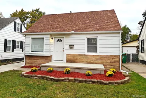 29844 Elmwood St, Garden City, MI 48135