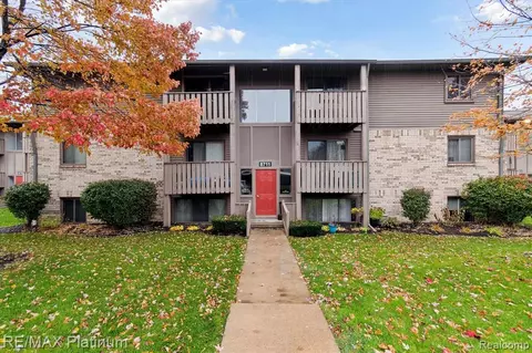 8711 Candlewood Trl #11, Brighton, MI 48116